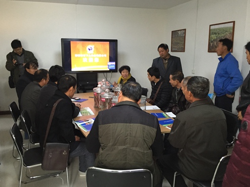 董事長在會議室向?qū)W員培訓(xùn)