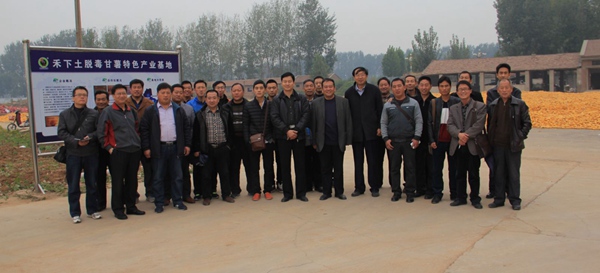 磁縣農(nóng)牧局新型職業(yè)農(nóng)民培訓(xùn)班學(xué)員在禾下土基地合影留念